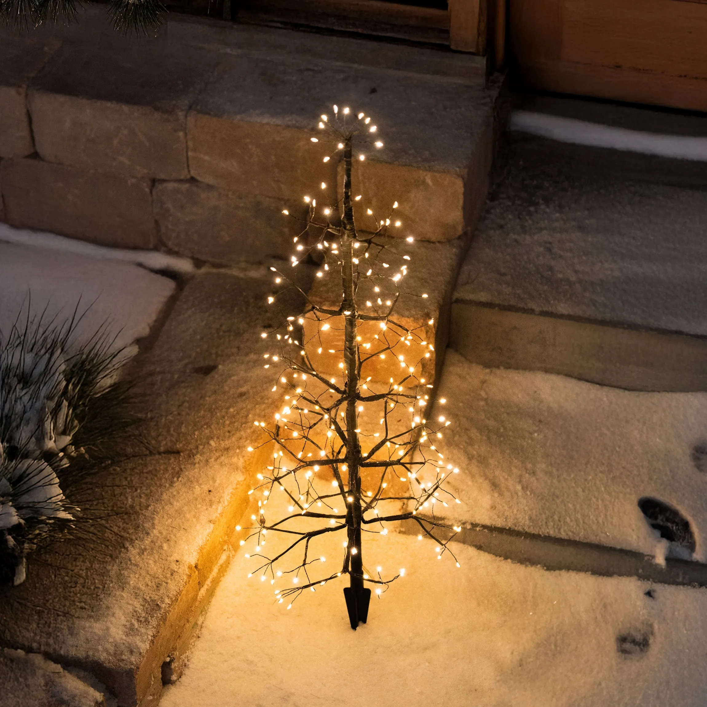 Frei gestaltbarer Solar Weihnachtsbaum mit 200 warmweißen LEDs