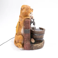 Solarbrunnen Hundewelpe Bruno und Katze Maya am Wasserbrunnen