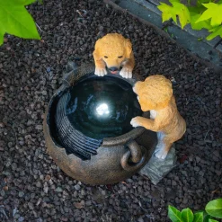 Solarbrunnen Hundewelpen Milo und Buddy am Brunnen mit LED Licht