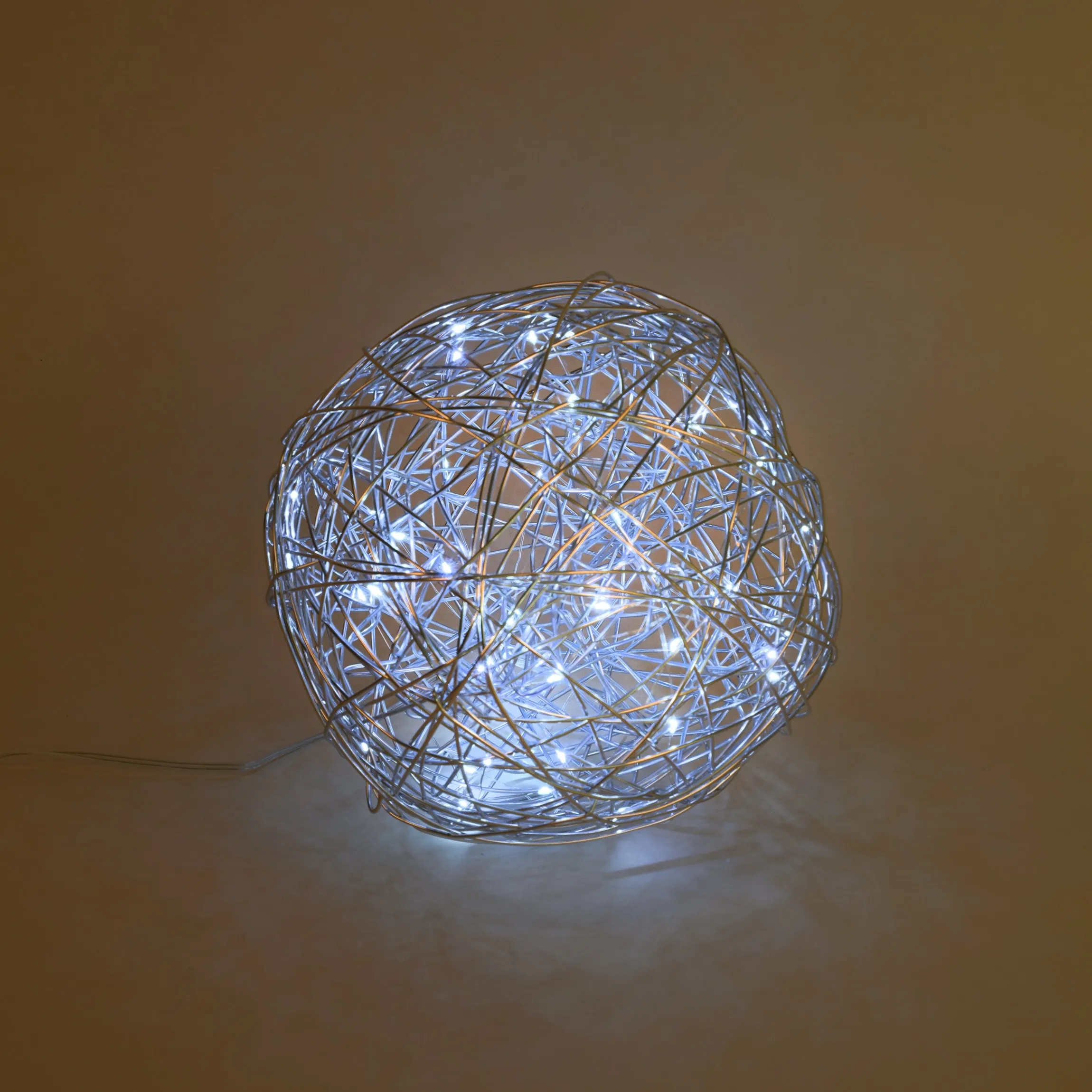 Solar Deko-Drahtkugel ⌀ 25 cm mit 50 kaltweißen LEDs