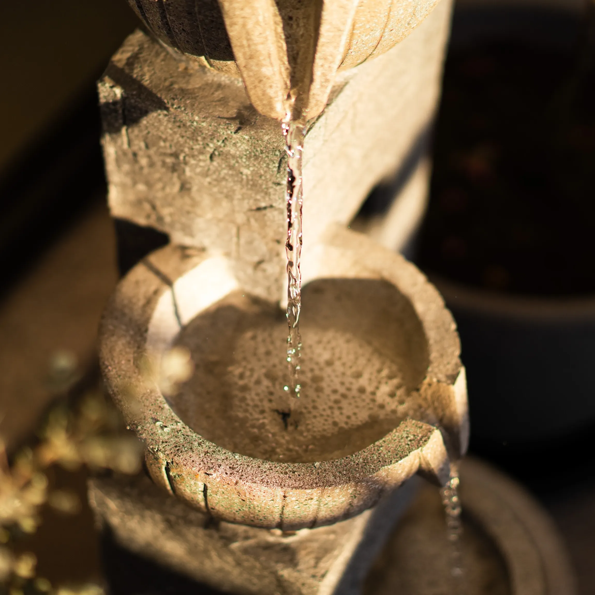 Solar Kaskadenbrunnen in Steinoptik und LED Licht