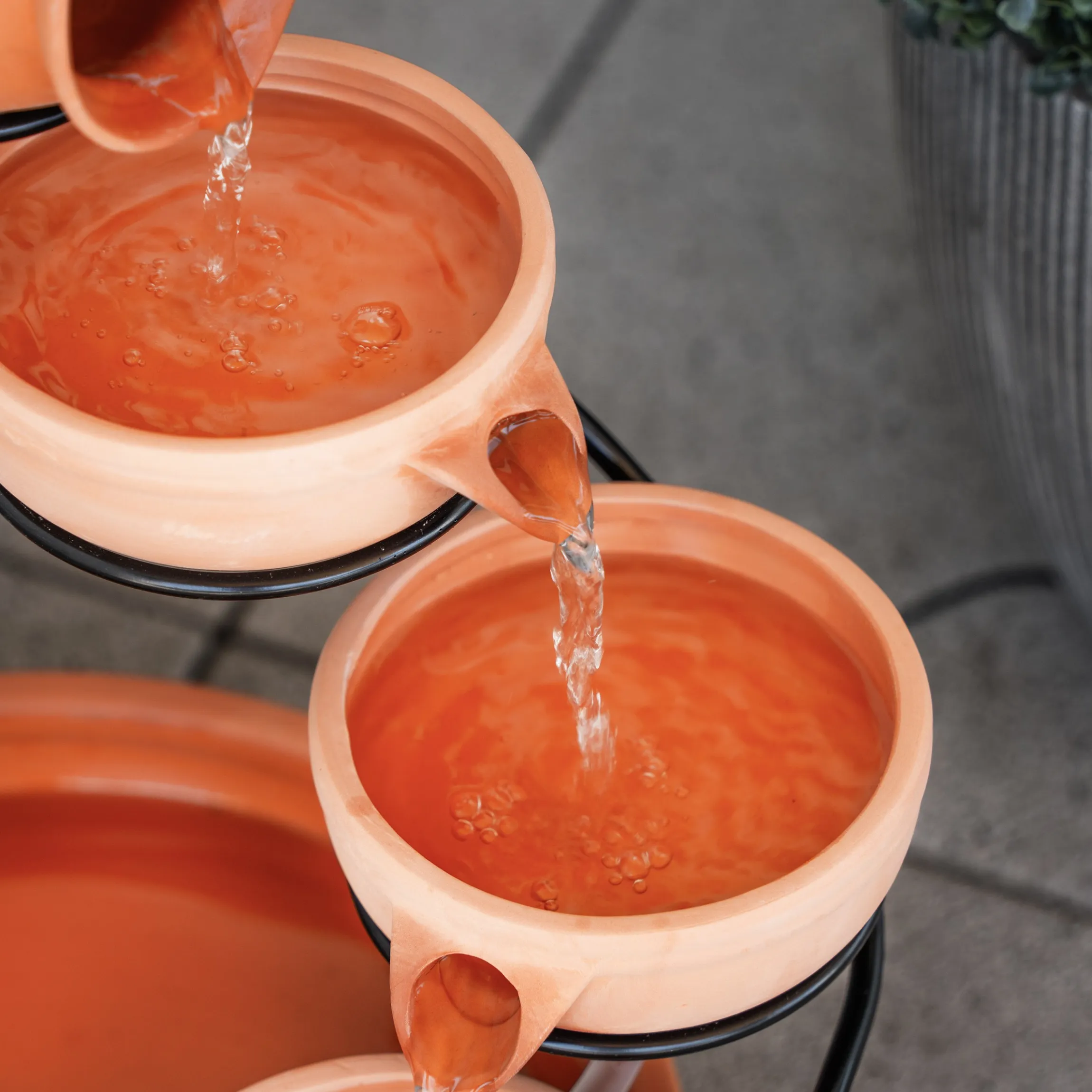 Solar Kaskadenbrunnen Lucca braun mit LED-Beleuchtung
