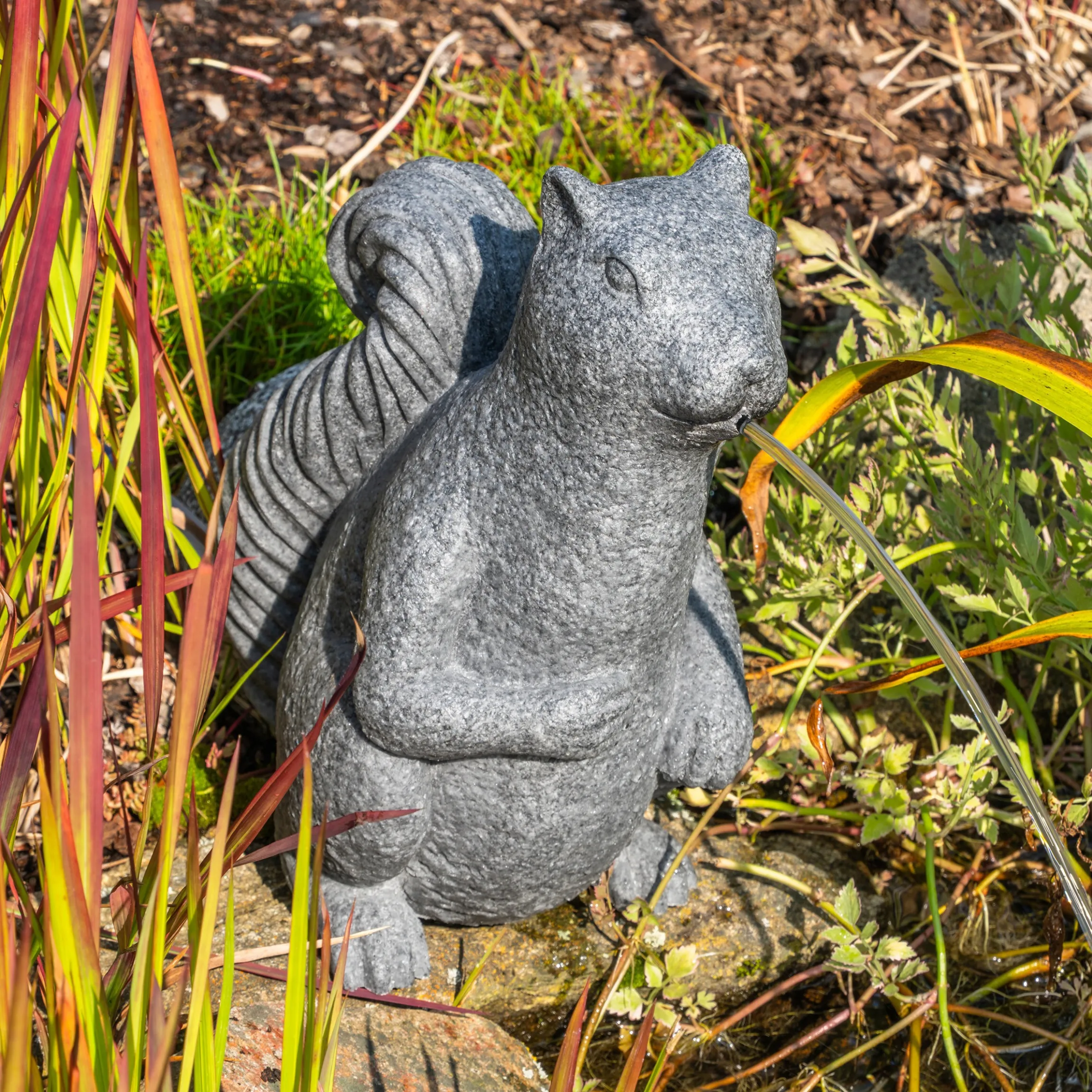 Wasserspeier-Figur sitzendes Eichhörnchen Puschel